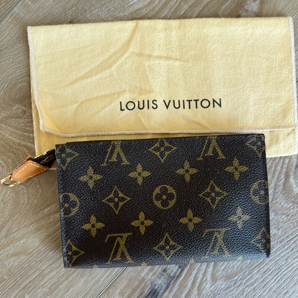 LOUIS VUITTON Monogram Pochette w/ COA and dustbag